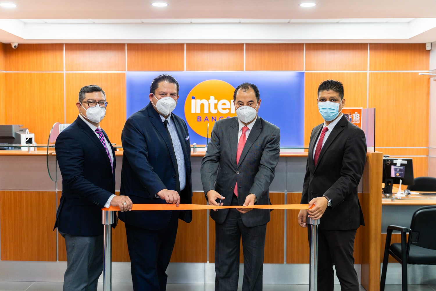 Altos ejecutivos, gerentes y el equipo a cargo de la atención a clientes participaron de la inauguración. Foto Prensa Libre: Cortesía.