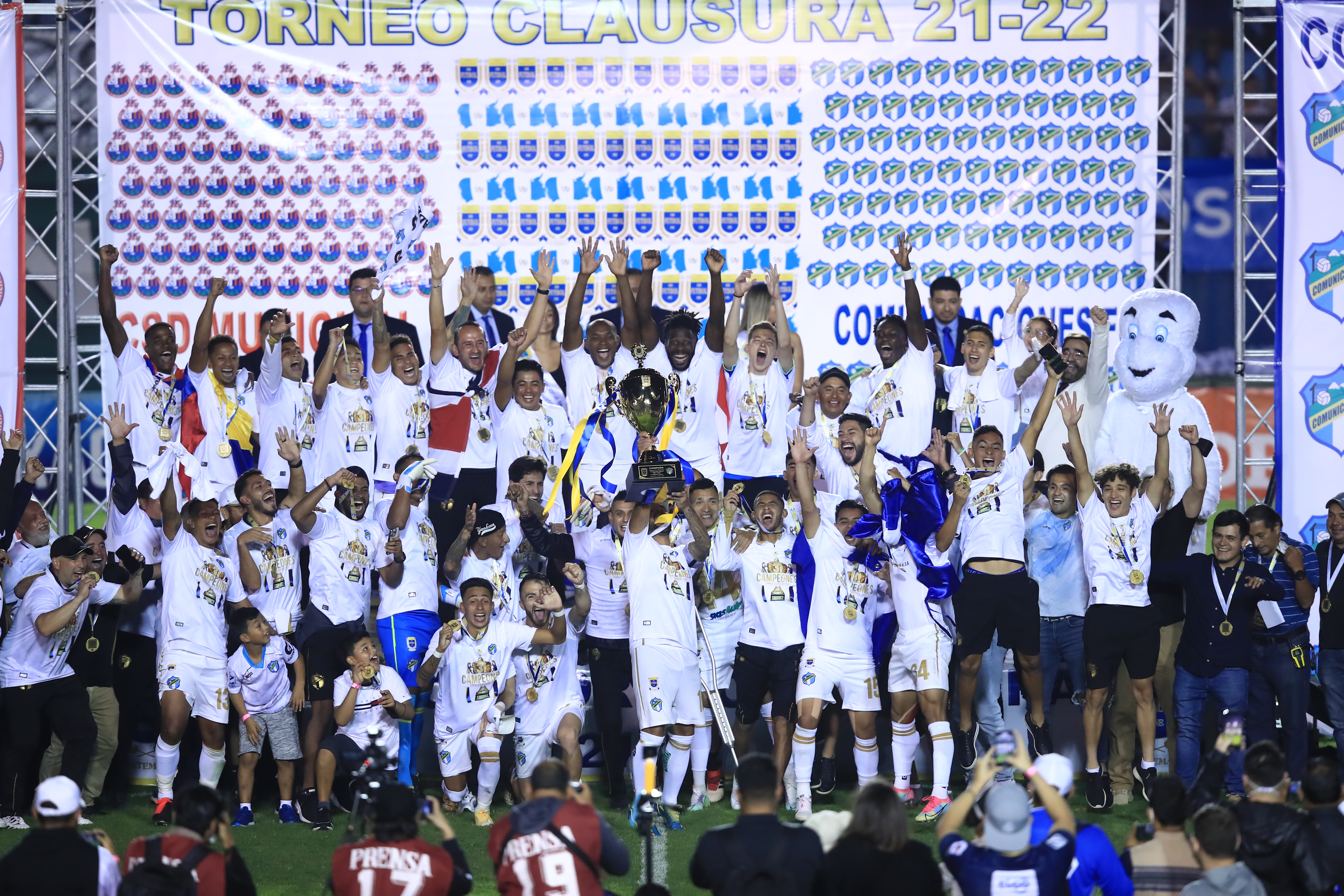 Comunicaciones alcanzó la copa 31 derrotando a Municipal. (Foto Prensa Libre: Carlos Hernández)