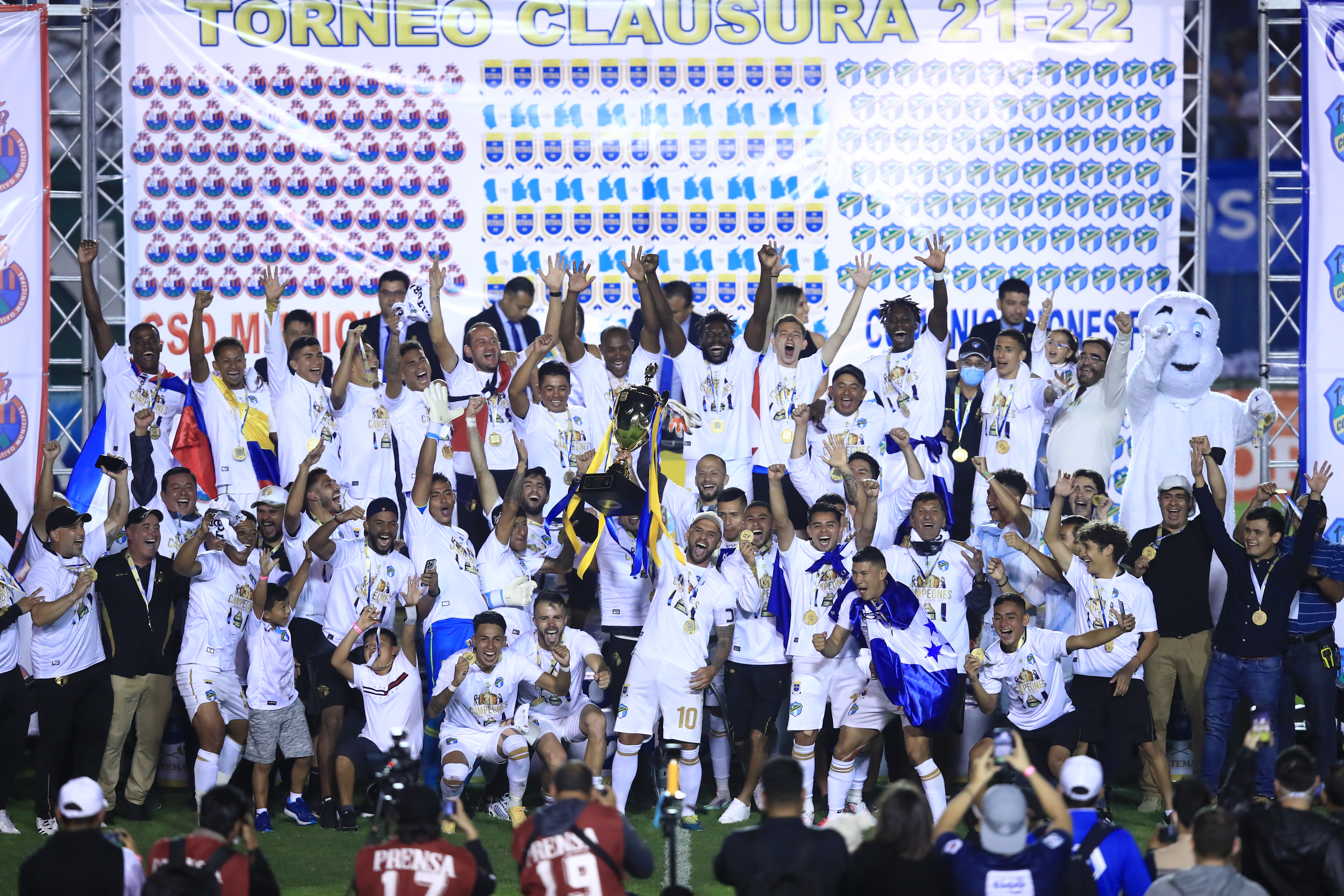 Comunicaciones alcanza la copa 31 derrotando a Municipal 2-0 en la gran final del Clausura 2022. (Foto Prensa Libre: Carlos Hernández)