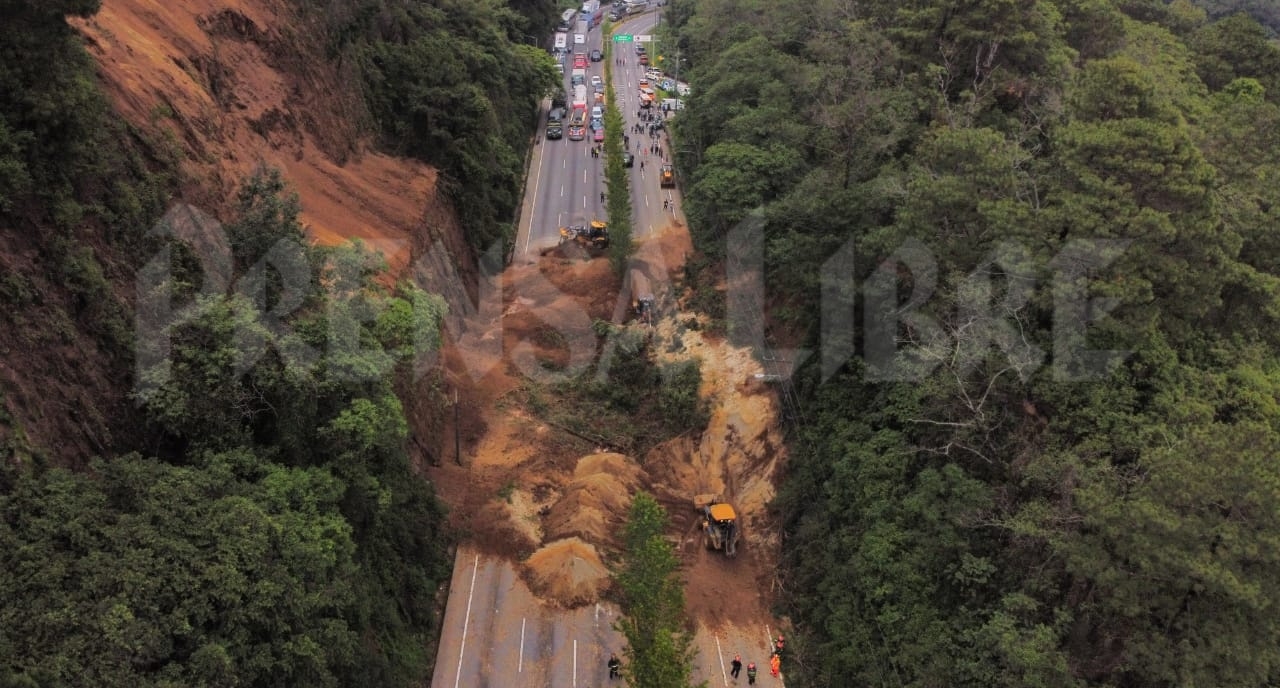 Conred da detalles del derrumbe en el km 24 de la ruta Interamericana y explica por qué podrían ocurrir más deslizamientos