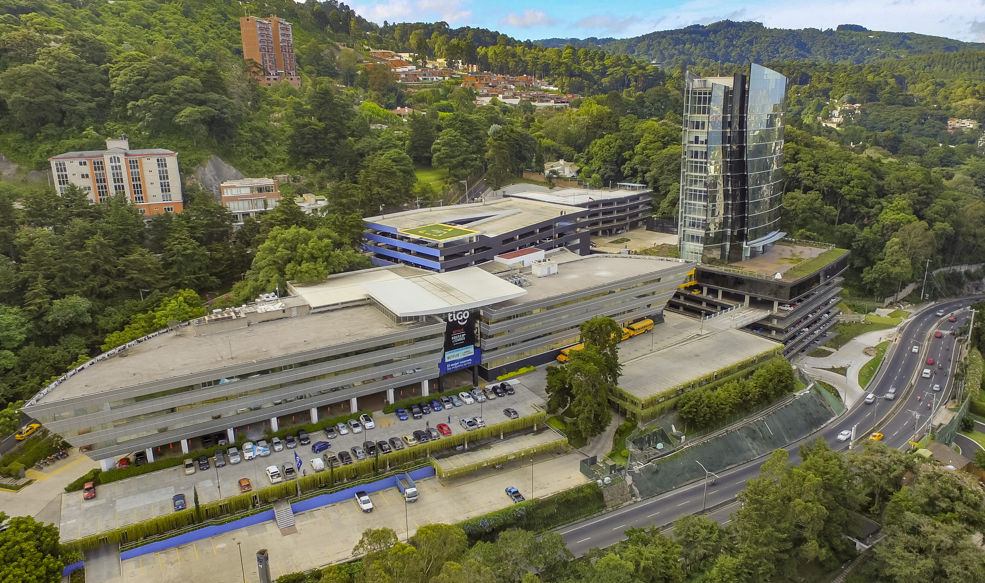 La mitad de la población utiliza un smartphone con datos 4G, y en los últimos cinco años, Tigo ha alcanzado un promedio de 1 millón de hogares con fibra. Foto Prensa Libre: Cortesía