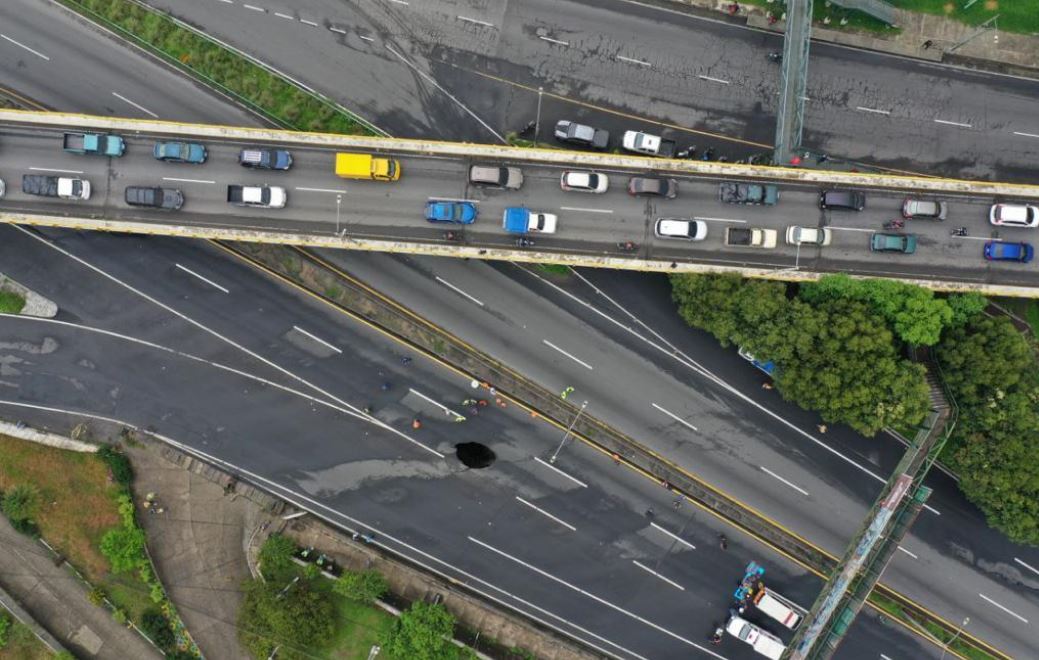 El paso del sur hacia la capital quedó obstruido por la caverna y grieta. (Foto: cortesía)