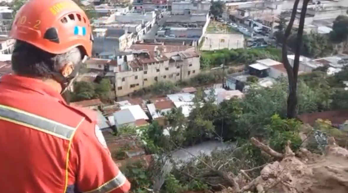 Villa Nueva: reportan desprendimiento de tierra que afecta a varias viviendas en la ruta al Pacífico