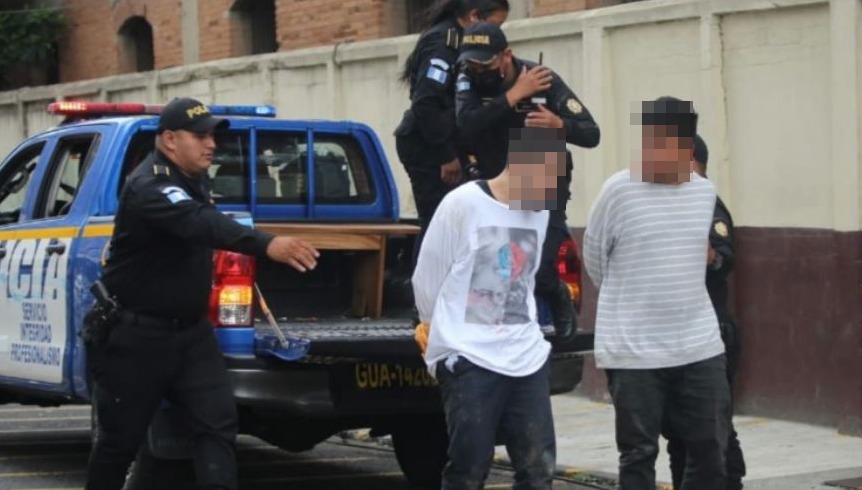 Los dos sujetos arrestados, según la PNC, son presuntos integrantes de la Mara Salvatrucha. (Foto Prensa Libre: PNC) 