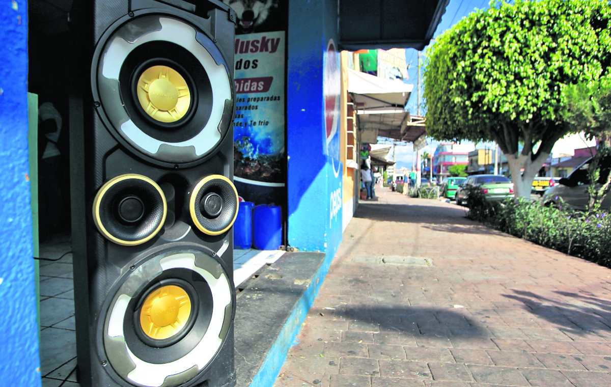 Las bocinas de vehículos o las instaladas por comercios o entidades en la
vía pública son las más molestas para los transeúntes. (Foto Prensa Libre: Hemeroteca PL)