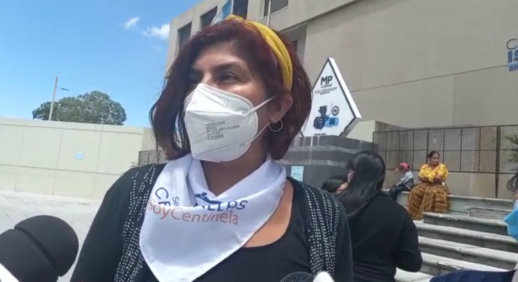 Mayra Rodríguez, de la agrupación Centinela, se pronuncia contra la corrupción en Guatemala. (Foto Prensa Libre: Tomada del video de La Red)