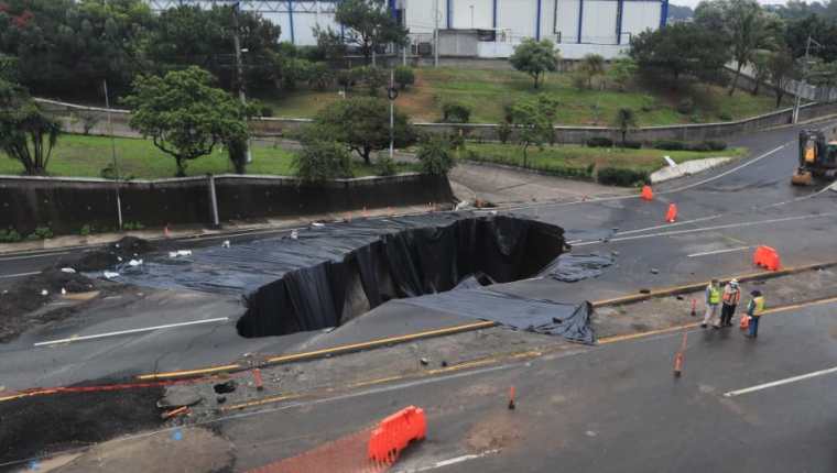 La lluvia de las últimas horas ha hecho que el agujero en Villa Nueva se expanda. (Foto Prensa Libre: Élmer Vargas)