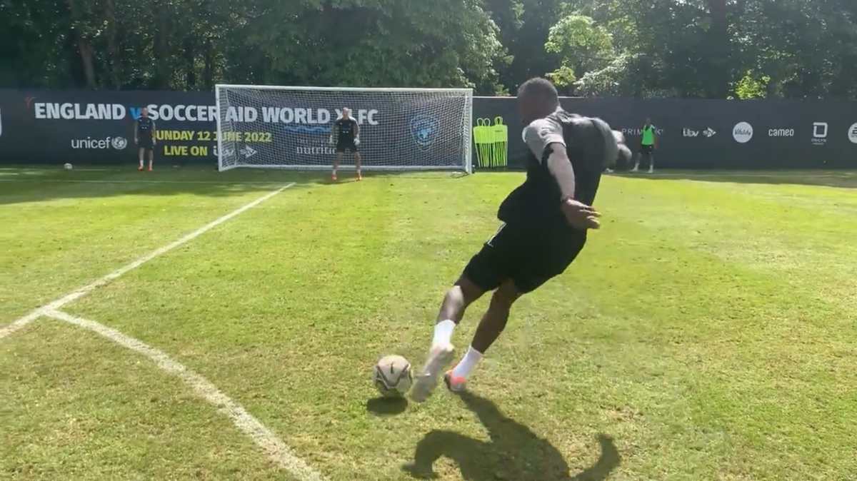 Video: La leyenda del atletismo Usain Bolt demuestra sus habilidades con el balón de futbol