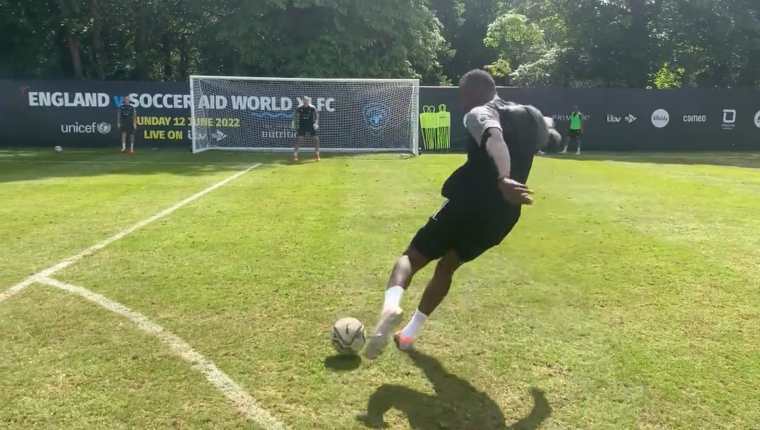 Usain Bolt demostró que también puede jugar al futbol. Foto Prensa Libre (Usain Bolt Twitter)