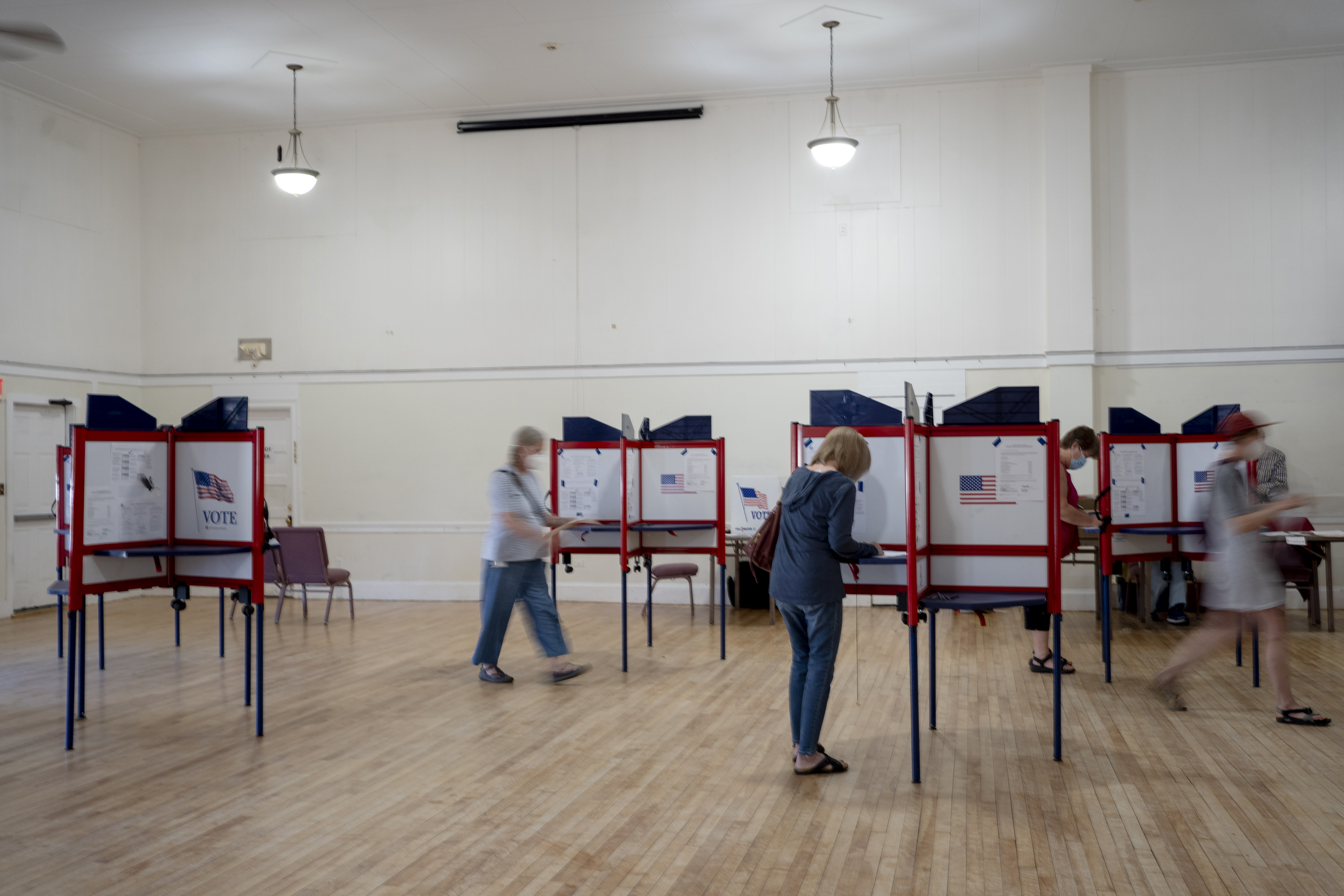 Votantes en las primarias emiten sus votos en Portland, Maine, el 14 de junio de 2020. (Foto Prensa Libre: Jodi Hilton/The New York Times)