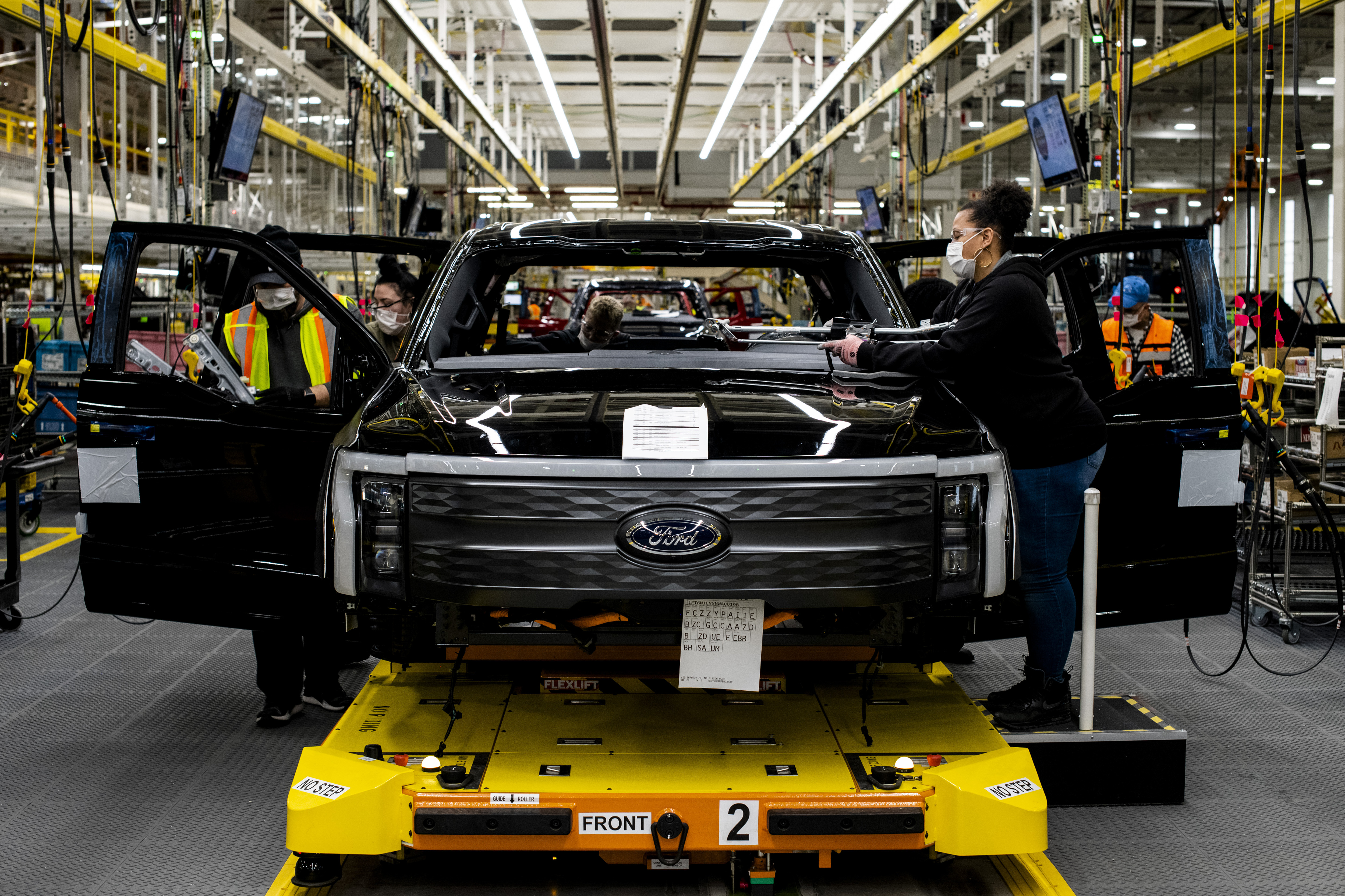 La cadena de montaje del F-150 Lightning, la versión eléctrica del popular pick-up de Ford, en producción en Dearborn, Míchigan, el 25 de enero de 2022. (Foto Prensa Libre: Brittany Greeson/The New York Times)