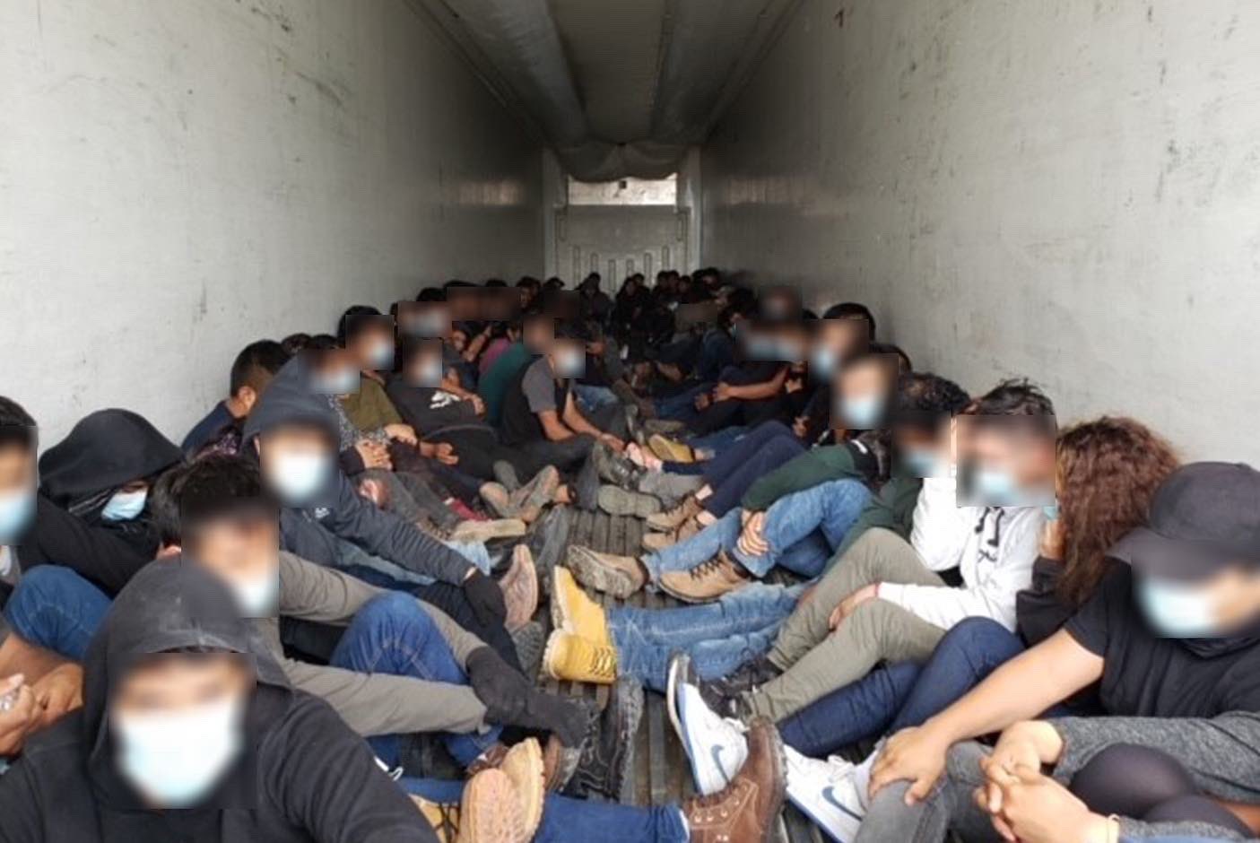 El tráfico de migrantes ocultos en vehículos de carga es detectado frecuentemente por la Patrulla Fronteriza de Laredo. (Foto Prensa Libre: Tomada de @USBPChiefLRT)