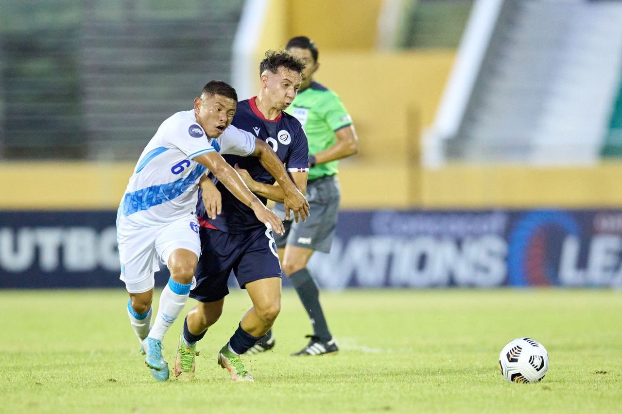 Carlos Mejía lucha por el balón, en una acción del partido entre Guatemala y República Dominicana. (Foto Prensa Libre: @sedofutbol)
