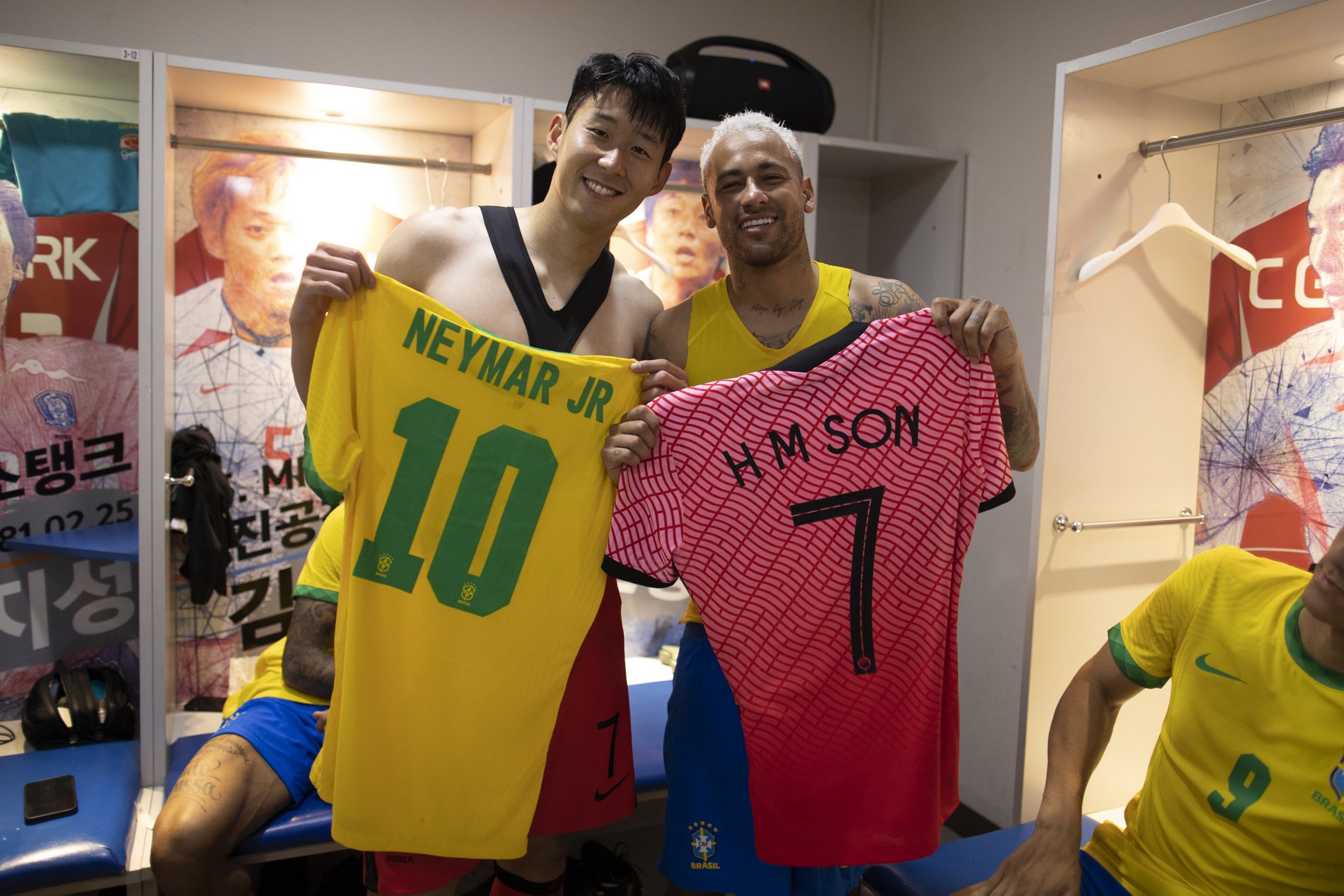 Heung-min Son y Neymar Jr intercambiaron camisolas al final de amistoso de Corea del Sur y Brasil. (Foto Brasil).