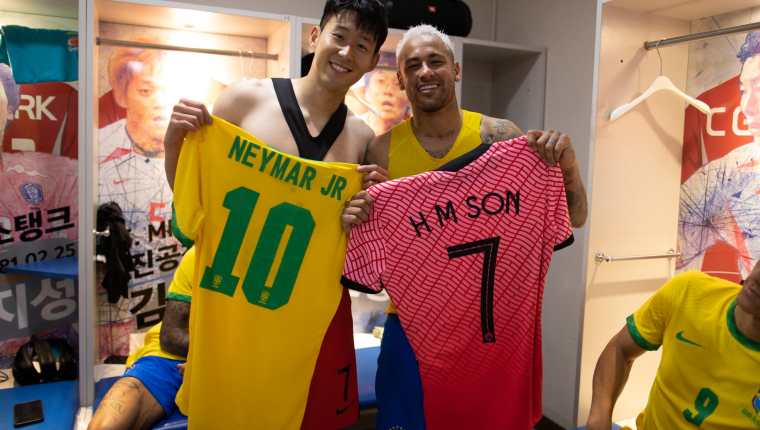 Heung-min Son y Neymar Jr intercambiaron camisolas al final de amistoso de Corea del Sur y Brasil. (Foto Brasil).