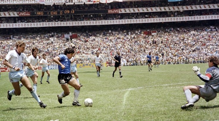 Momento en que Maradona vence a Peter Shilton. (Foto Prensa Libre: RN Deportes)