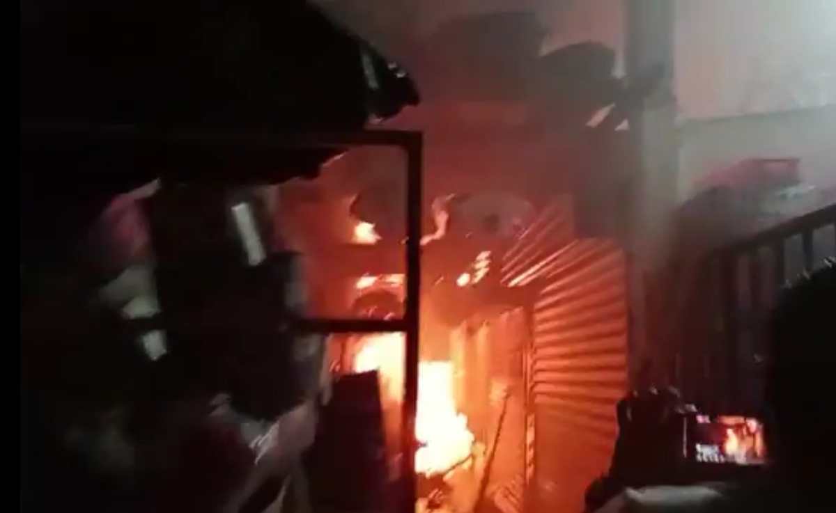 Videos: se incendia mercado municipal de Tiquisate y bomberos y vecinos luchan contra el fuego