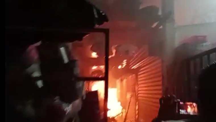Un incendio consumió varios locales comerciales del mercado municipal de Tiquisate, Escuintla. (Foto Prensa Libre: Tomada de @RBCNoticiasGT)