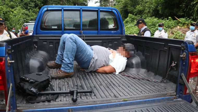 El periodista Robin Ortega, integrante de "Relax TV" de Escuintla, fue capturado por agentes de la PNC cuando daba cobertura a una protesta en Siquinalá. (Foto Prensa Libre: Carlos Paredes)