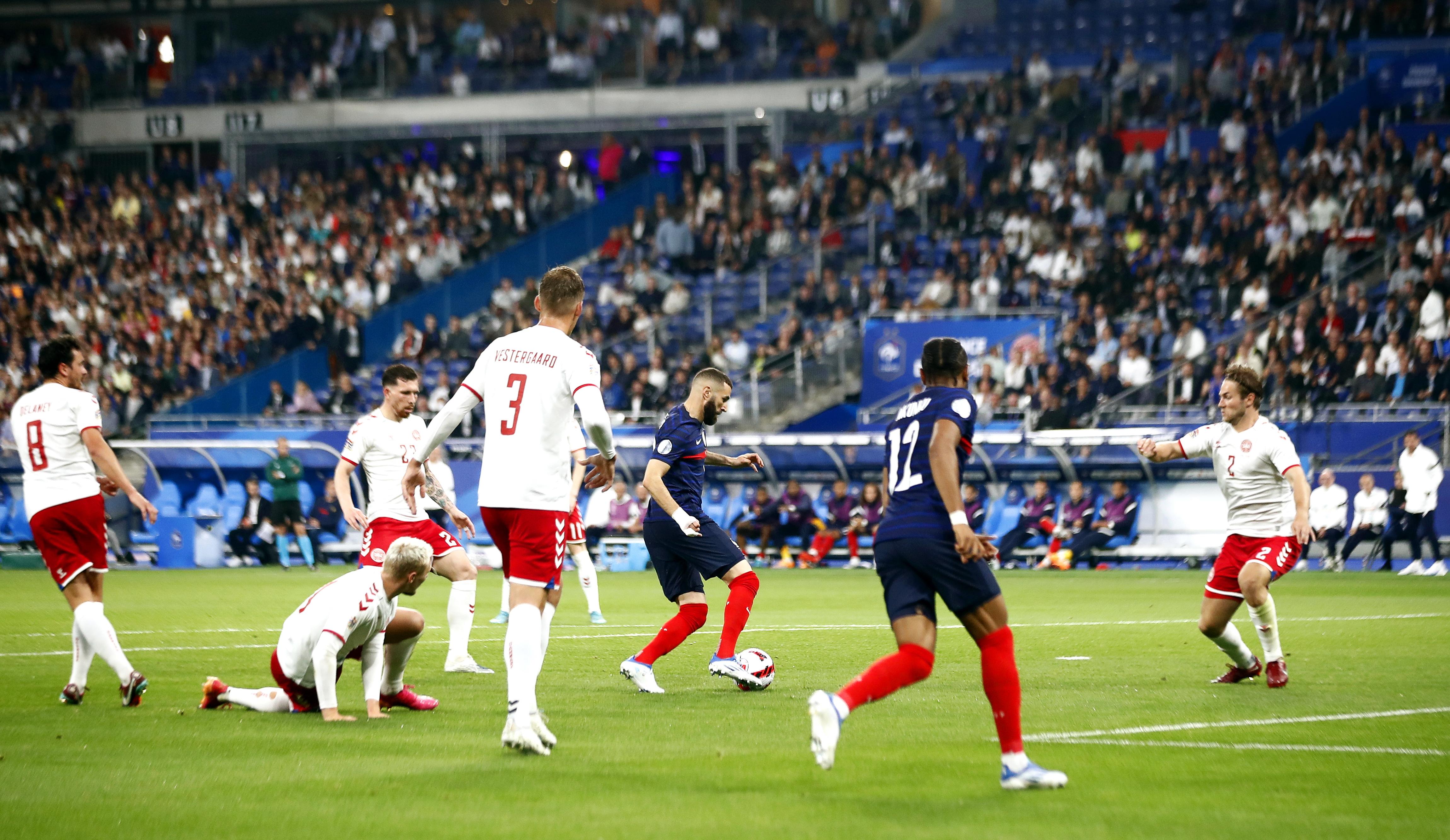 Karim Benzema anota el único gol de Francia frente a Dinamarca. (Foto Prensa Libre: EFE)