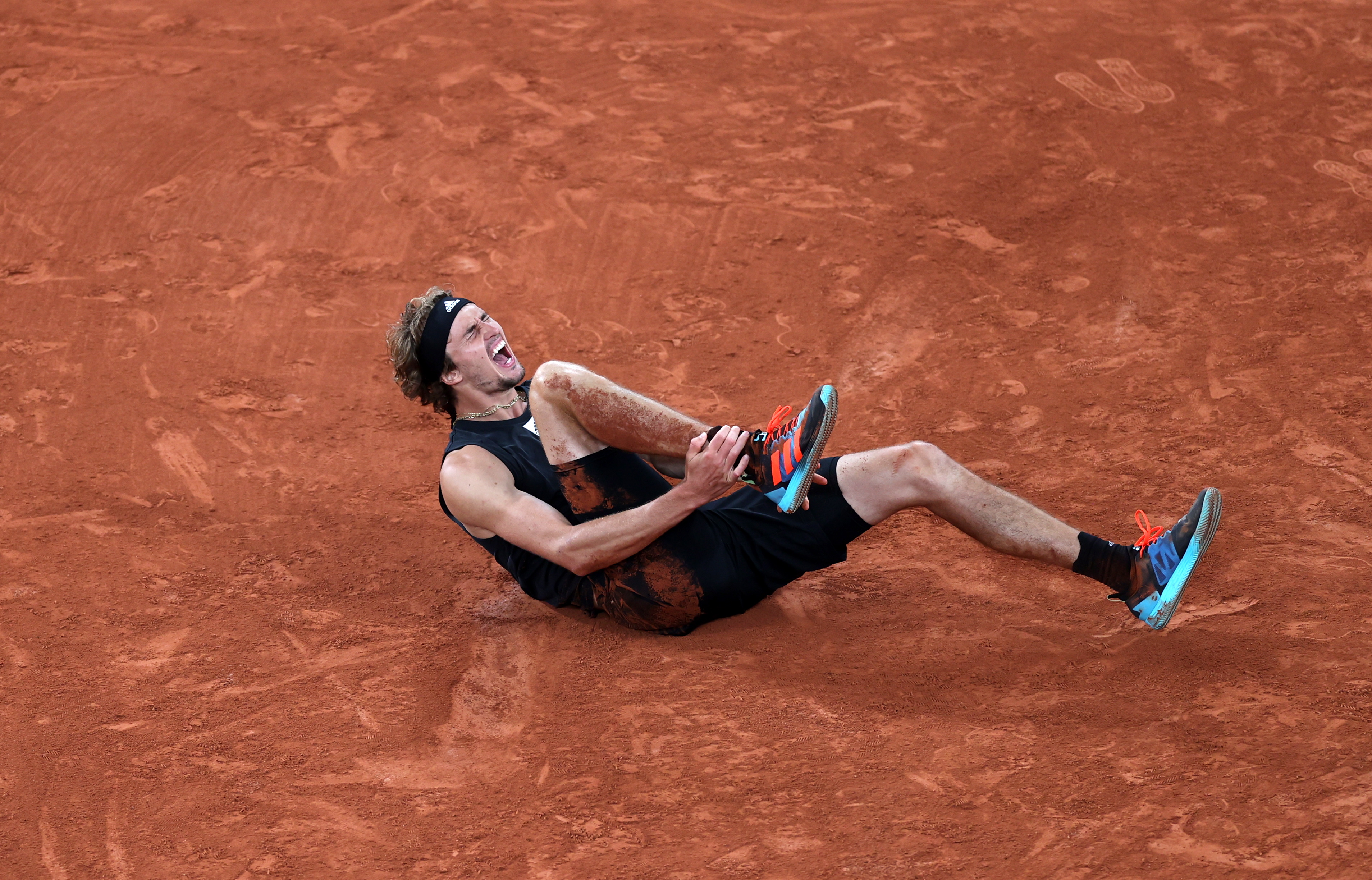 Alexander Zverev no pudo continuar en el partido frente a Nadal. (Foto Prensa Libre: EFE)