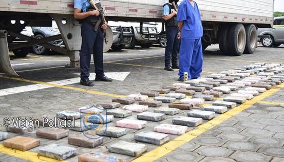 El guatemalteco llevaba los paquetes ocultos en tanques de gasolina del tráiler. (Foto Prensa Libre: Policía de Nicaragua)