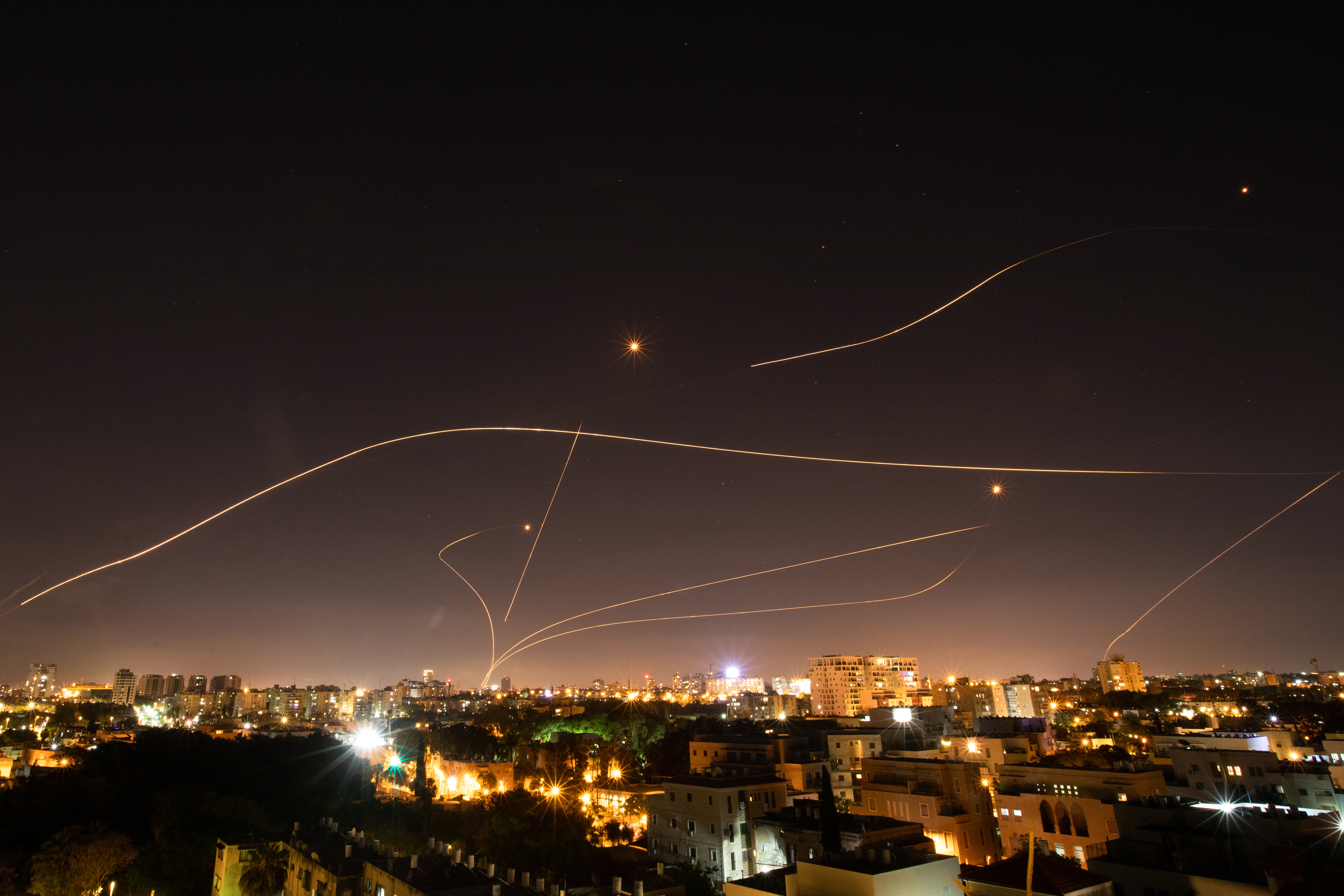 Se disparan misiles en un intento de interceptar cohetes entrantes desde Gaza como parte del sistema de defensa israelí Cúpula de Hierro sobre Tel Aviv el 16 de mayo de 2021.  (Foto Prensa Libre: Corinna Kern/The New York Times)