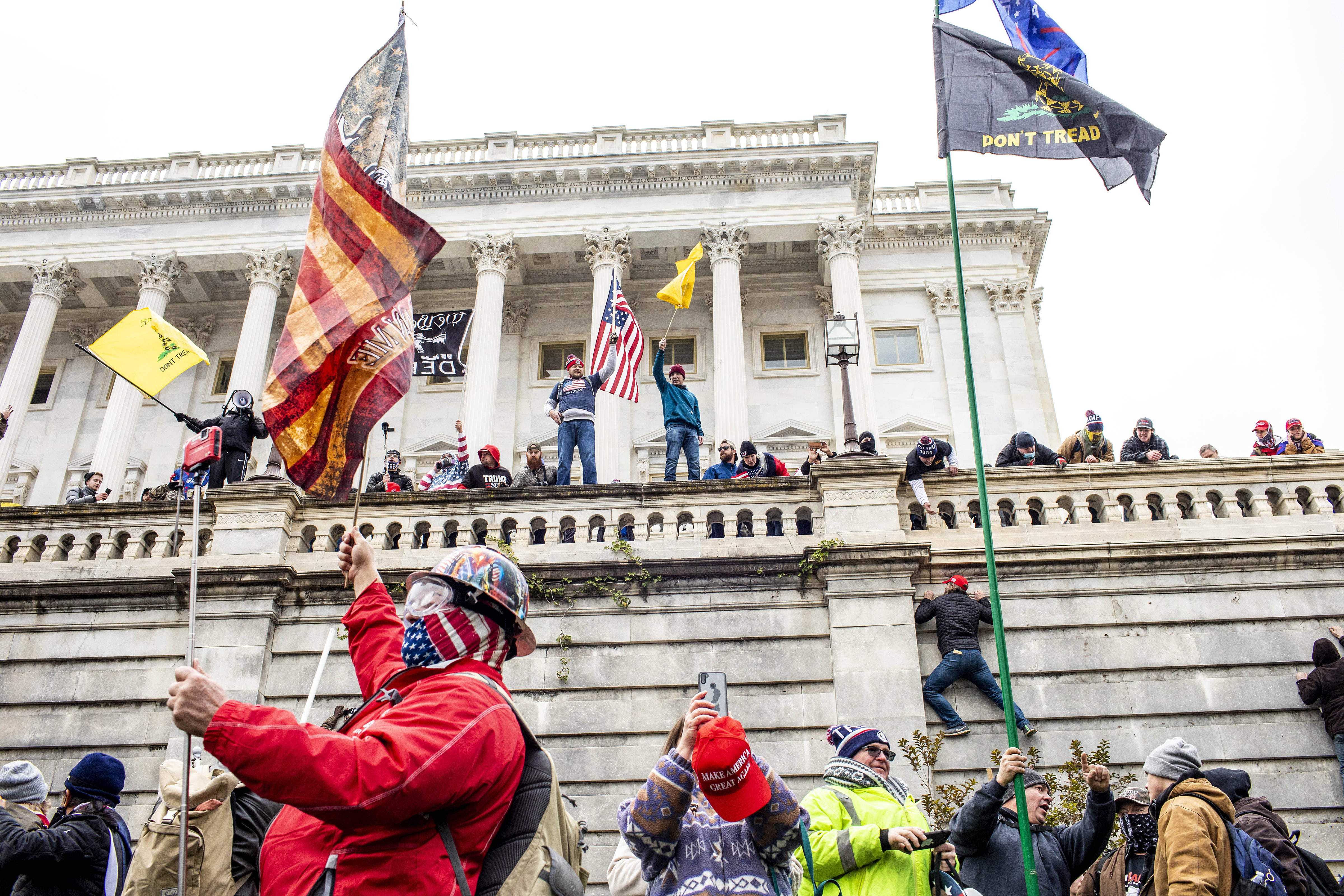 Manifestantes frente al Capitolio de Estados Unidos el día en que los partidarios del ex presidente Donald Trump irrumpieron en el edificio, en Washington, el 6 de enero de 2021. (Foto Prensa Libre: Jason Andrew/The New York Times)