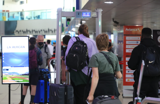 En imágenes: Así la situación de los viajeros en el Aeropuerto Internacional La Aurora luego de corte de energía