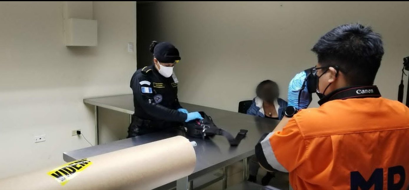 Este es el momento en que la PNC revisa los bienes de la mujer. (Foto Prensa Libre: Twitter/ @MPguatemala)