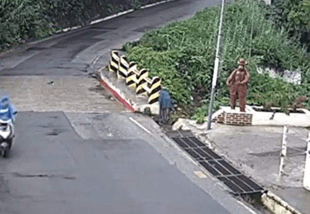 Video: Mujer se acerca a la baranda de un puente y luego de unos segundos pierde el equilibrio y cae en un río