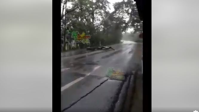 Video: cámara capta triple accidente de motoristas que derrapan sobre el asfalto mojado
