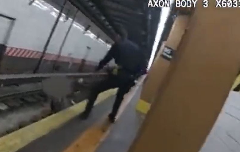 Mujer se cae en vías del metro