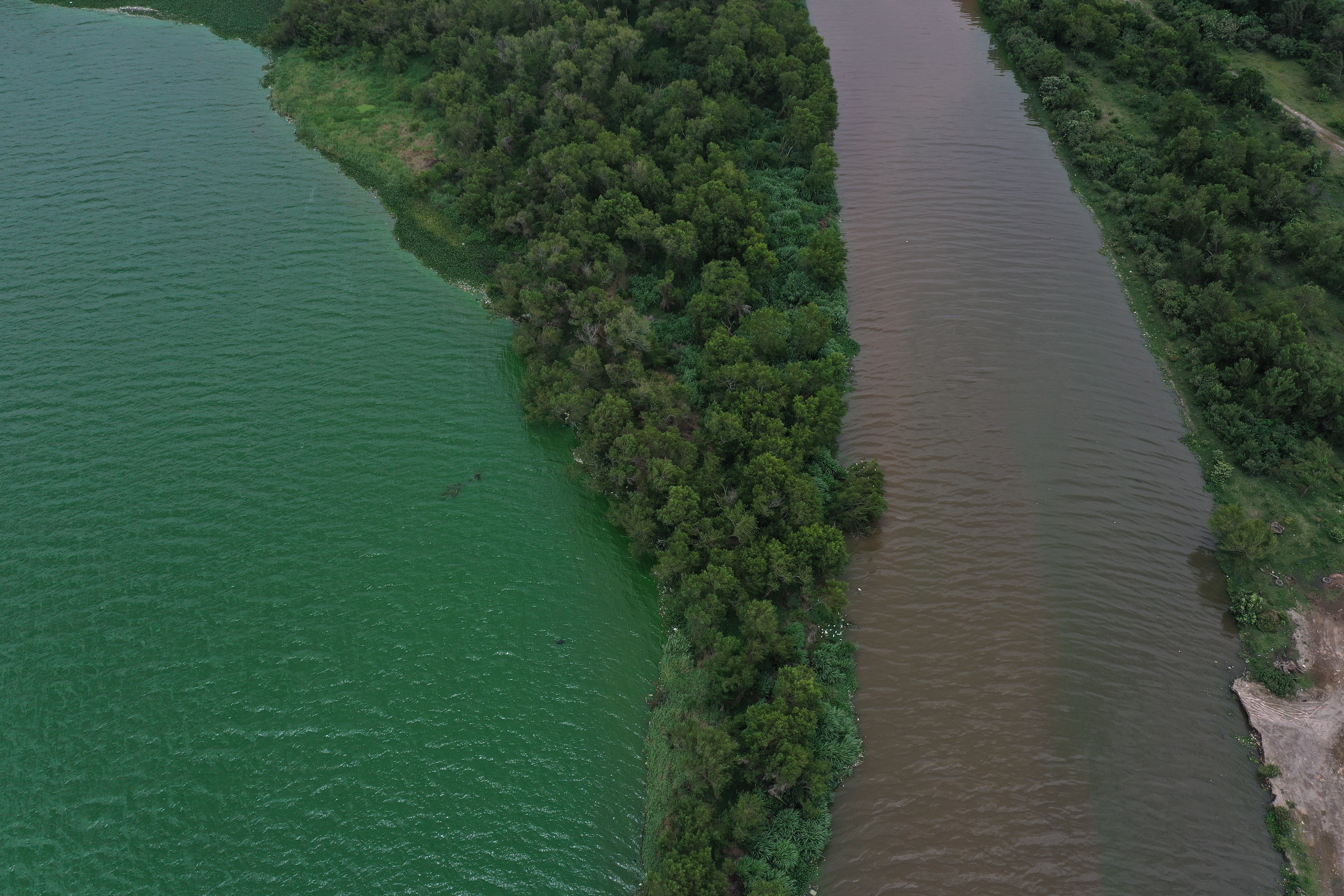 Vista aérea del lago de Amatitlán y el río Villalobos. (Foto Prensa Libre: Elmer Vargas) 