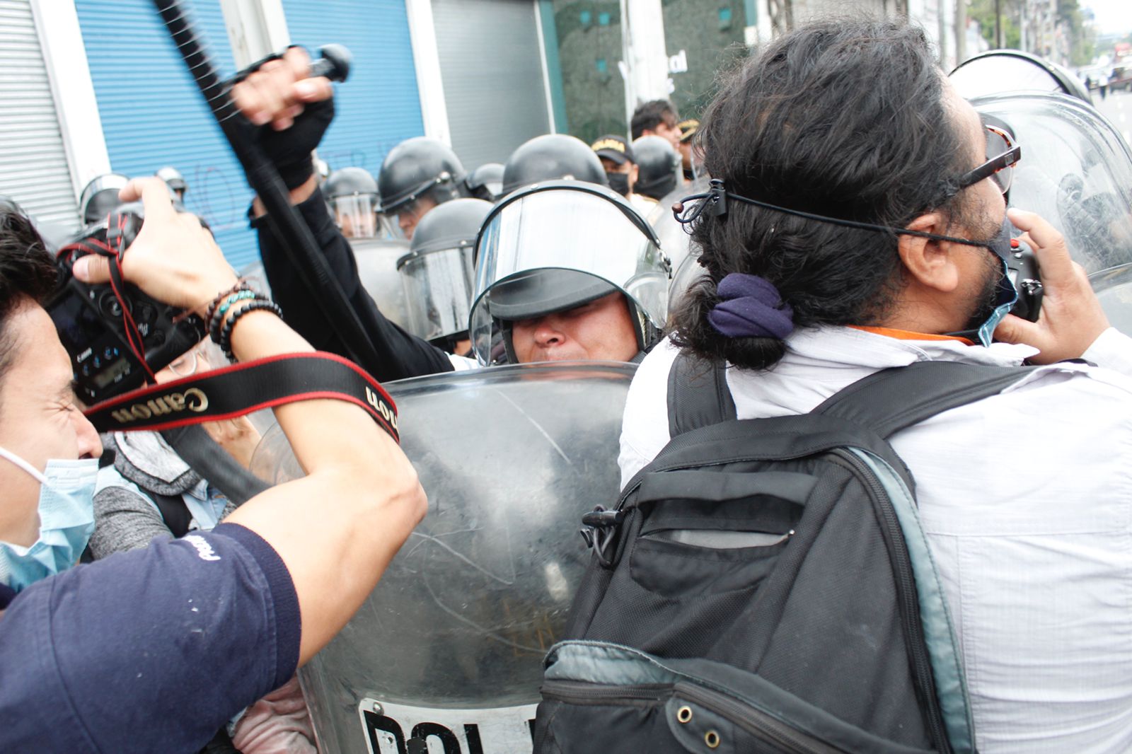 Un policía reacciona con violencia en contra de periodistas que cubrían una manifestación en ciudad de Guatemala. (Foto Prensa Libre: Hemeroteca PL)