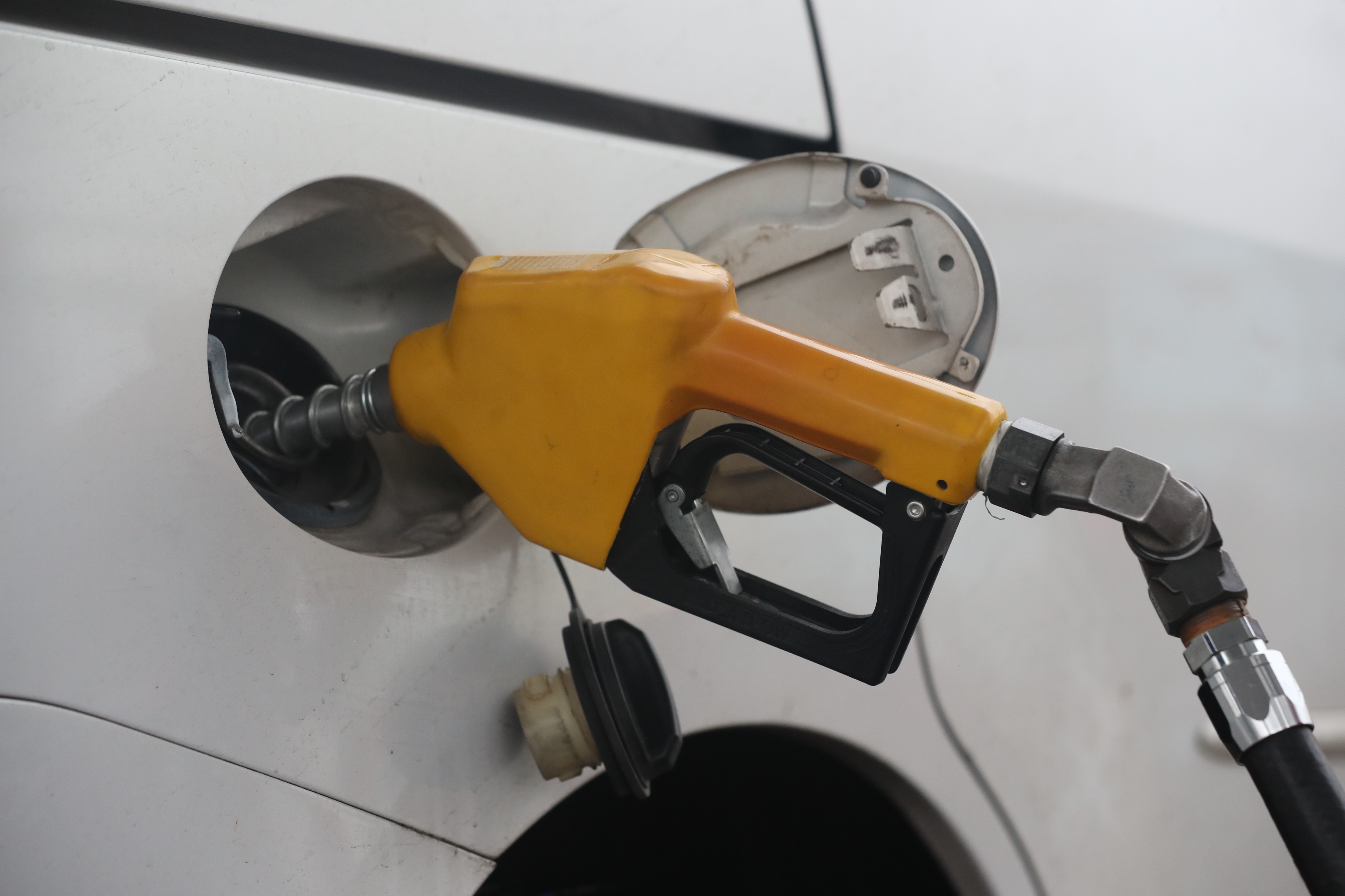 PRECIOS COMBUSTIBLES. Se registr nuevamente un incremento en los combustibles, segn el Ministerio de Energa y Minas el aumento fue de Q1.80 para la Gasolina Sper; Q1.80 para la Regular y, Q2.50 para el Diesel. En la imagen, precios en varias gasolineras de la ciudad capital. Juan Diego Gonzlez. 140622