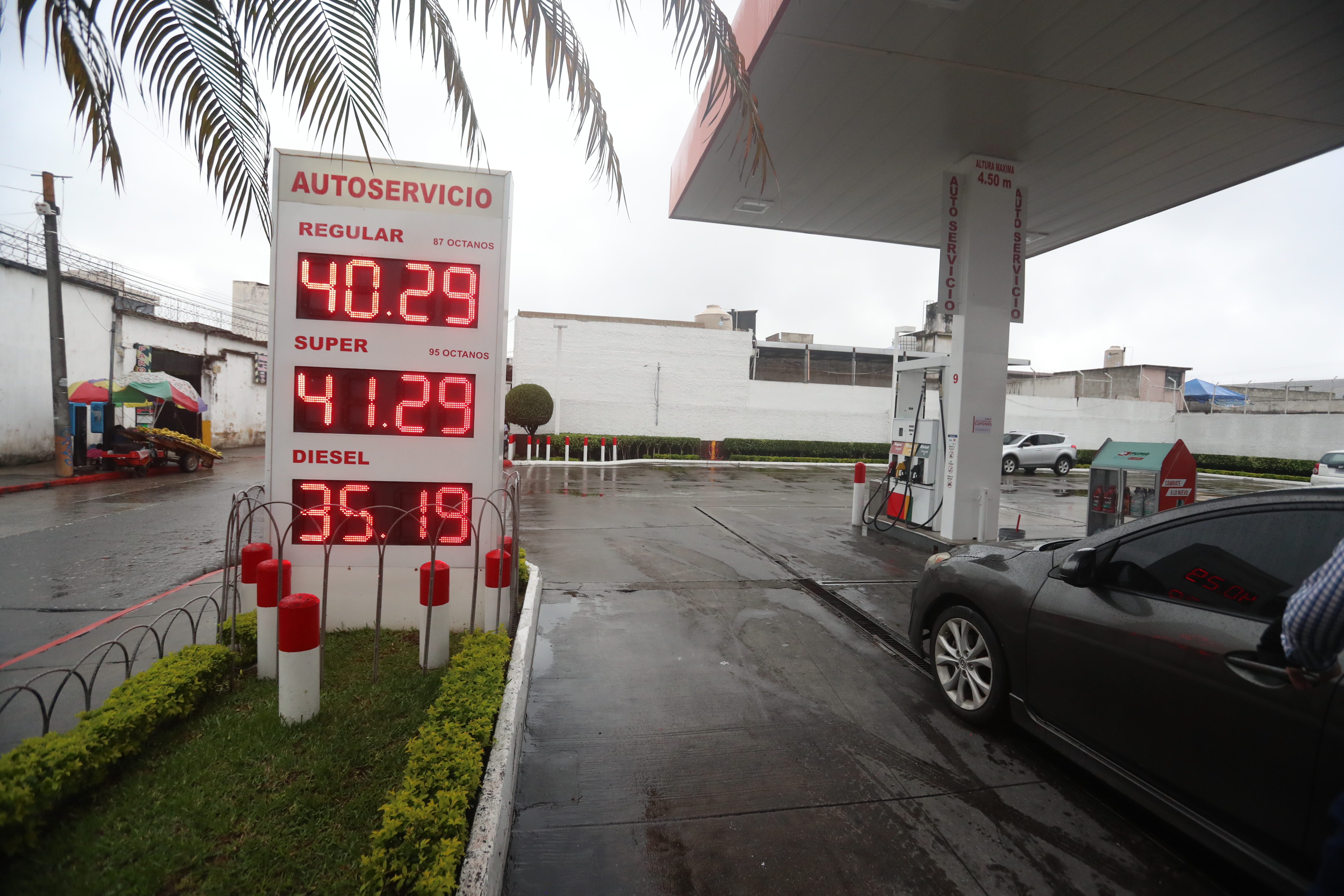 Alza de precio de combustibles ha llevado a los guatemaltecos a reducir su consumo.