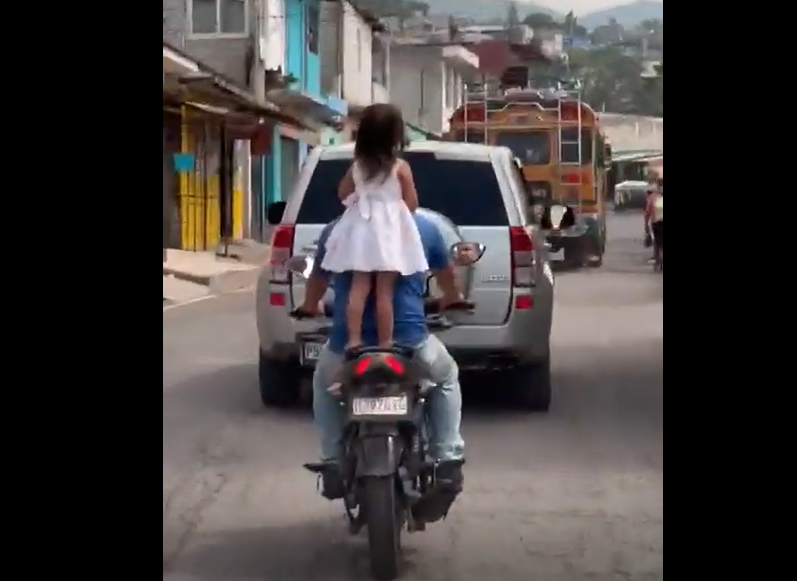 Video: Captan cuando niña viaja de forma arriesgada en motocicleta en calle transitada en Villa Nueva