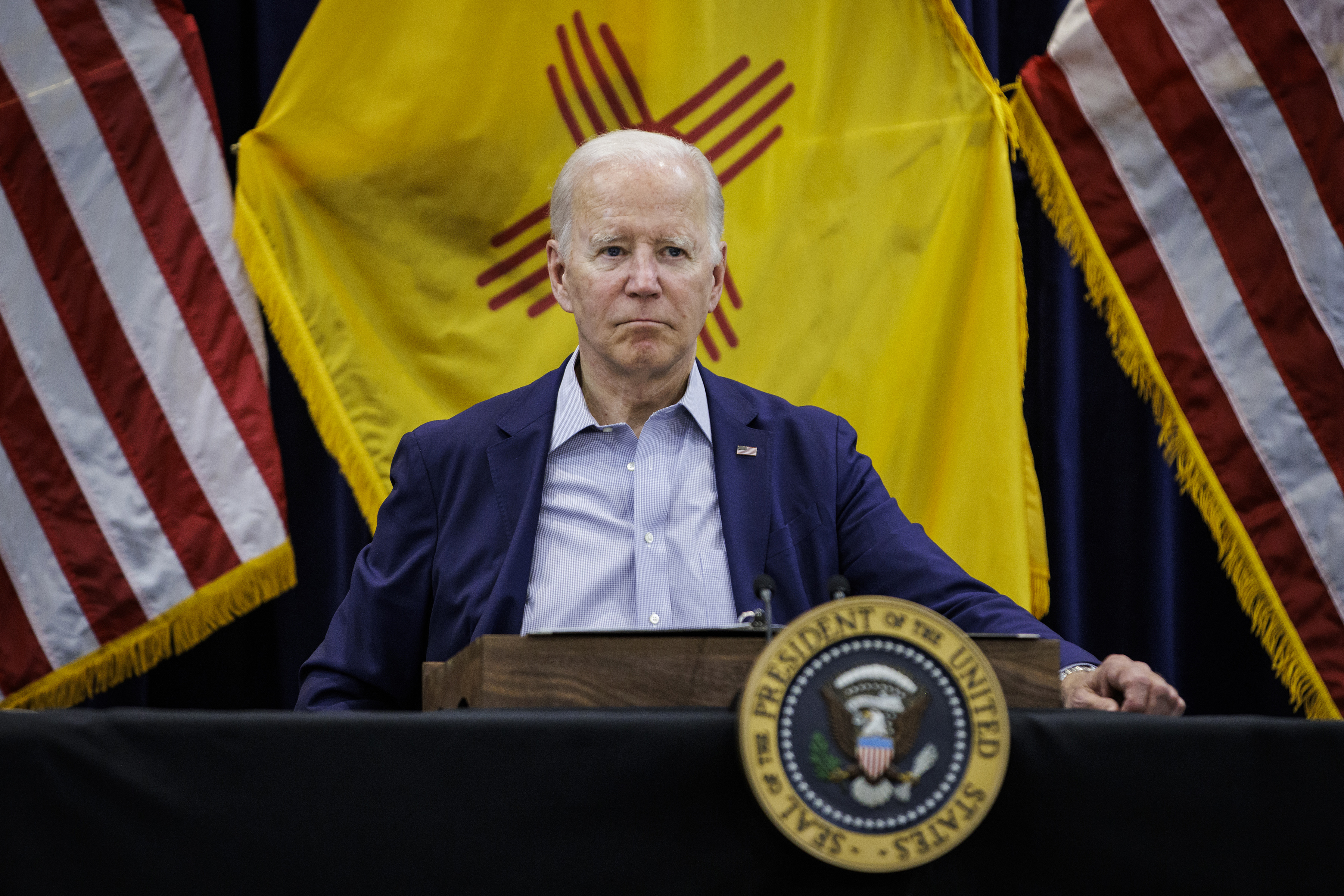 El presidente Joe Biden asiste a una reunión informativa sobre los incendios forestales de Nuevo México, el 11 de junio de 2022. (Foto Prensa Libre: Samuel Corum/The New York Times)