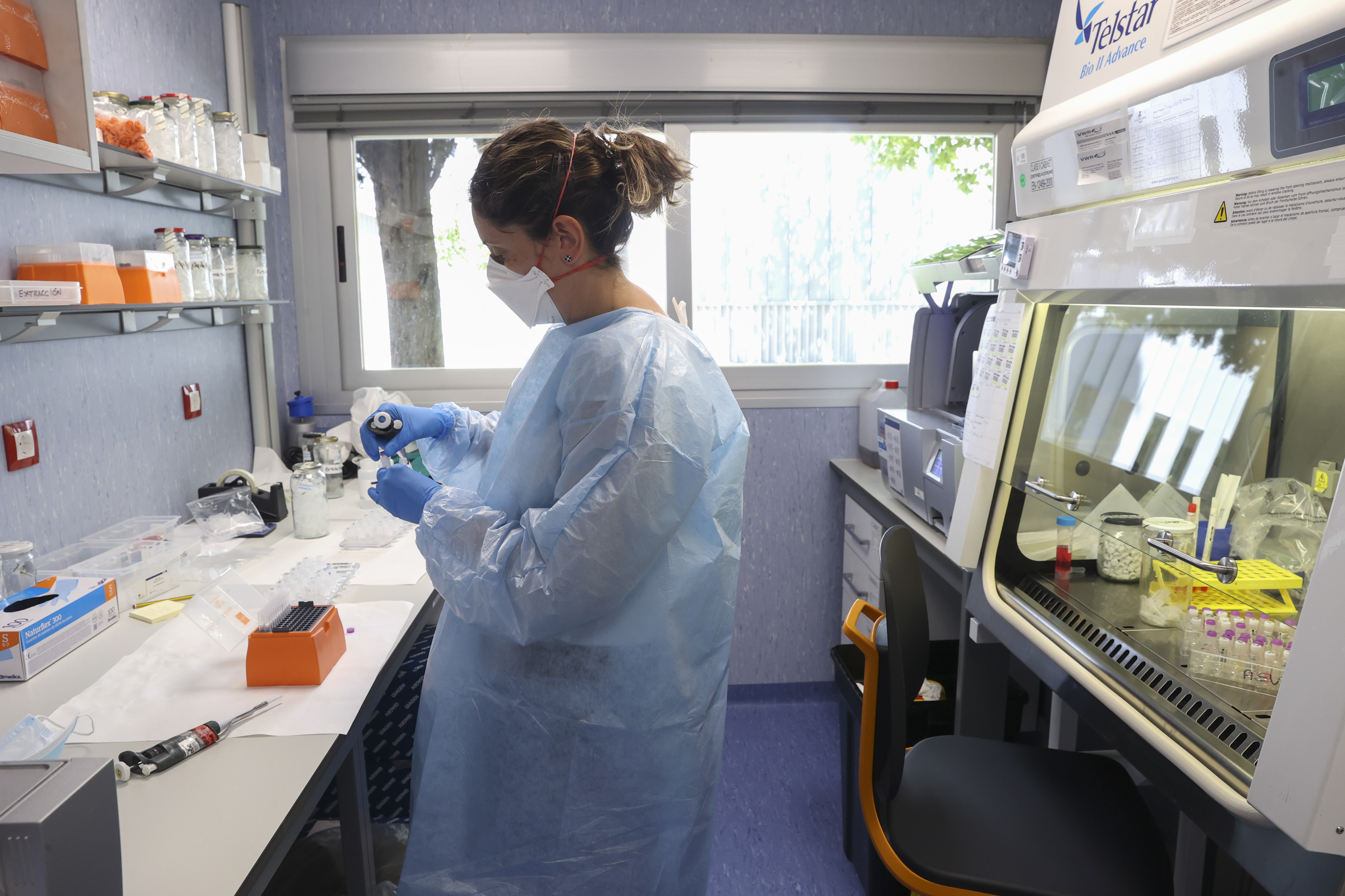 Investigadores del Instituto de Salud Carlos III consiguen el primer borrador de la secuencia completa del virus causante de la viruela del mono en España. (Foto Prensa Libre: Kiko Huesca/EFE).