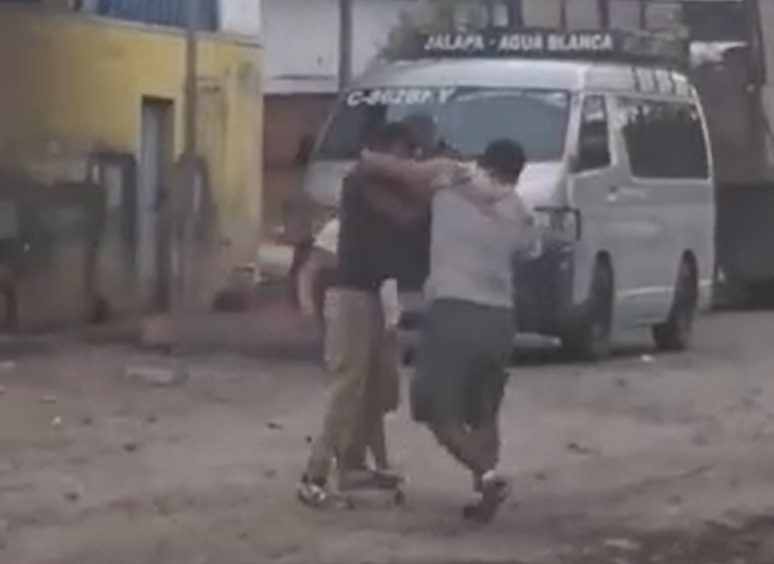 “Llame a la policía”: Video muestra cuando dos hombres se van a los golpes y varias personas tratan de intervenir