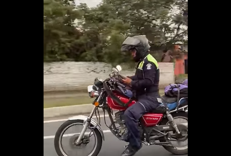 Video: Captan a agente de la PMT de Mixco usando celular mientras conducía y la comuna tomará acciones