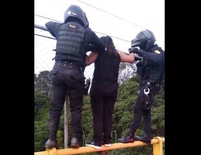 Video: agentes de la PNC evitan que mujer se lance al vacío en puente La Asunción