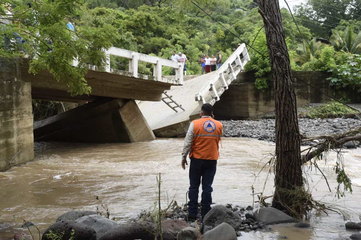 Puente se parte en Jalapa por las fuertes lluvias; Insivumeh pronostica que las condiciones climáticas persistirán