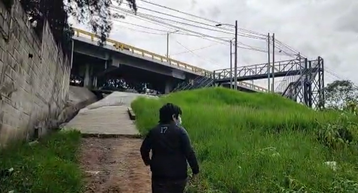 Vecinos de colonia cercana a puente en el área del hundimiento en Villa Nueva también reportan retumbos y vibraciones