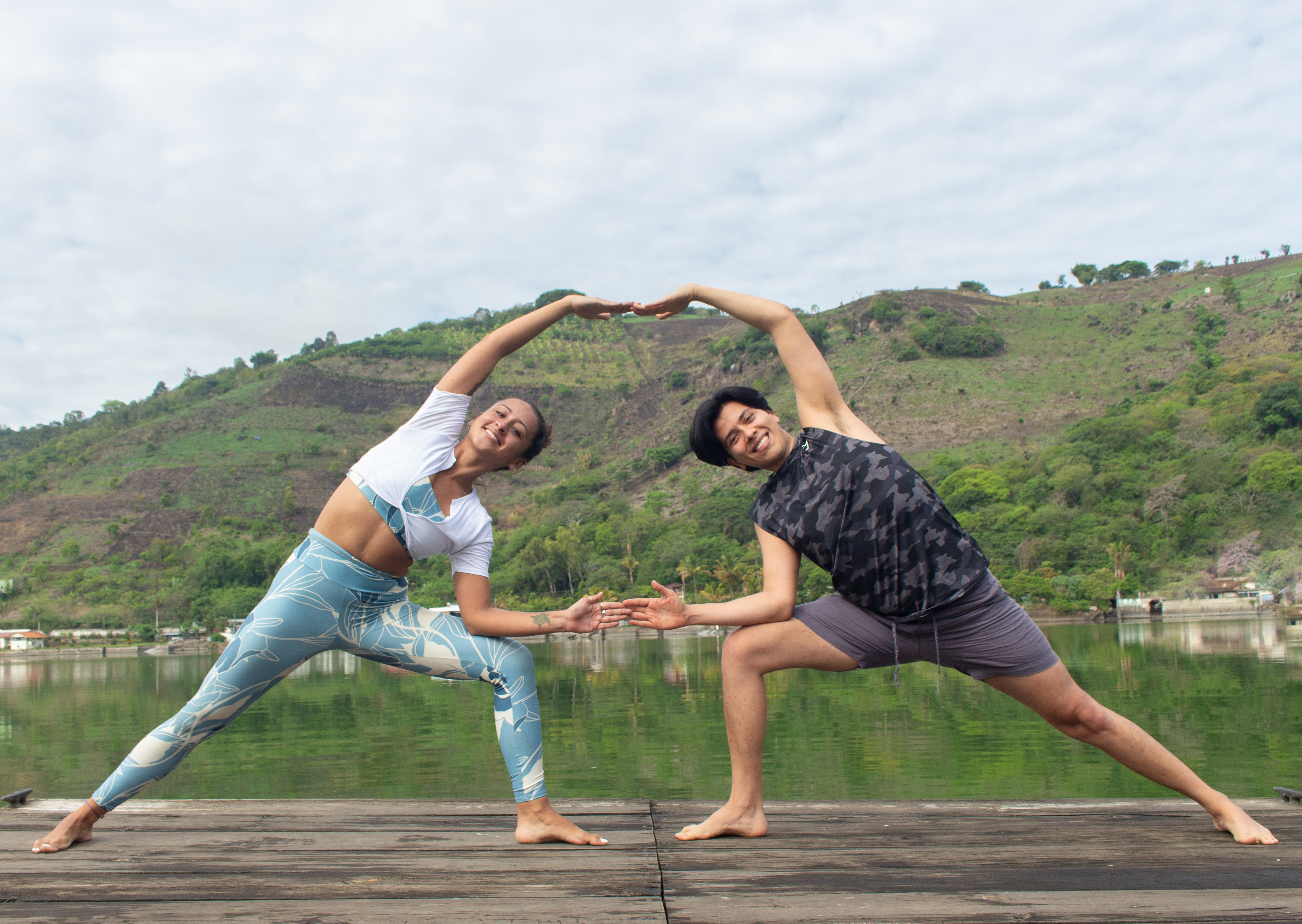 Existen diferentes tipos de yoga con posturas dinámicas, que invitan a las personas más activas a drenar su energía. (Foto Prensa Libre: @marialeoncetrece y @frobeg). 