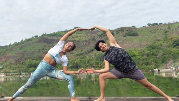 Existen diferentes tipos de yoga con posturas dinámicas, que invitan a las personas más activas a drenar su energía. (Foto Prensa Libre: @marialeoncetrece y @frobeg). 