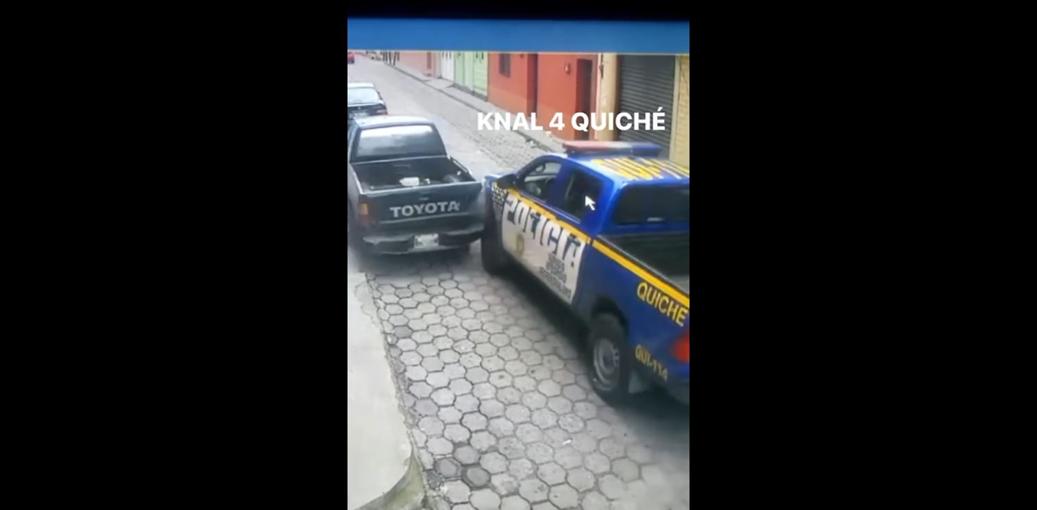 El choque de una patrulla con un picop que estaba estacionado quedó grabado en video, en Santa Cruz del Quiché. (Foto Prensa Libre: Captura de Pantalla)