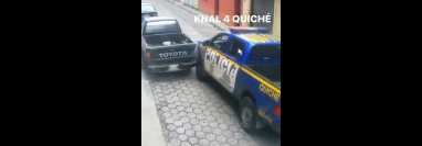 El choque de una patrulla con un picop que estaba estacionado quedó grabado en video, en Santa Cruz del Quiché. (Foto Prensa Libre: Captura de Pantalla)