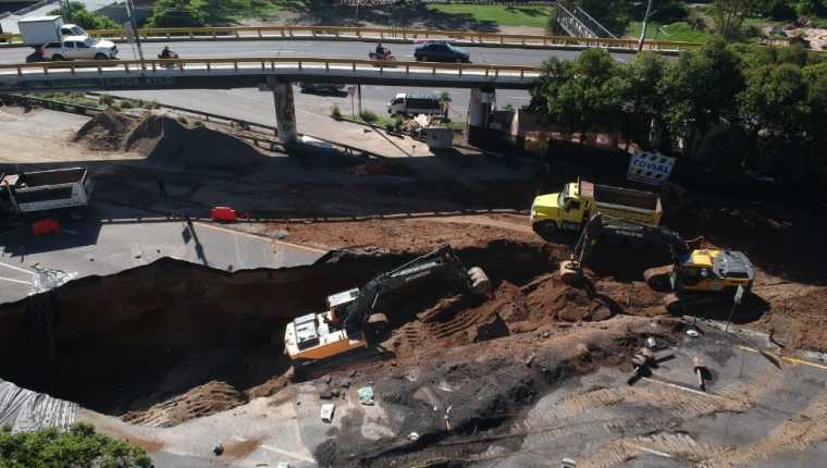 Giammattei confirma que colectores en Villa Nueva colapsaron y que hay que comprar puentes. (Foto Prensa Libre: María José Bonilla)
